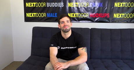 Der haarige amerikanische Hengst Julian Brady spielt mit seinem Schwanz