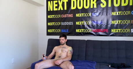 Der haarige amerikanische Hengst Julian Brady spielt mit seinem Schwanz