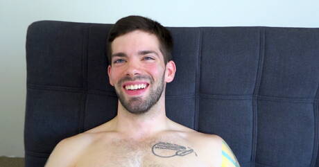 Der haarige amerikanische Hengst Julian Brady spielt mit seinem Schwanz