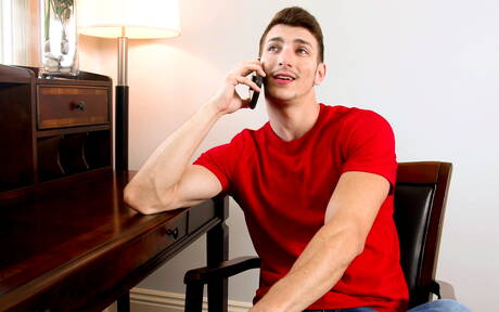 Hübscher Amerikaner, der junge Typ Dacotah Red und der harte Kerl Michael Jackman beim harten Analsex