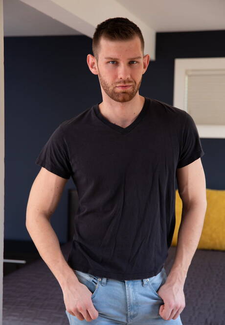 Deux mecs américains, Jacob Peterson et le jeune garçon Dacotah Red, dans une relation sexuelle anale torride dans la cuisine