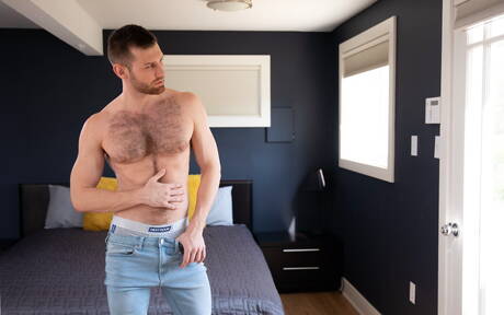 Deux mecs américains, Jacob Peterson et le jeune garçon Dacotah Red, dans une relation sexuelle anale torride dans la cuisine