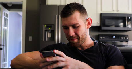 Deux mecs américains, Jacob Peterson et le jeune garçon Dacotah Red, dans une relation sexuelle anale torride dans la cuisine