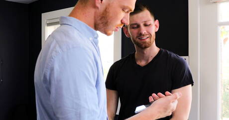 Deux mecs américains, Jacob Peterson et le jeune garçon Dacotah Red, dans une relation sexuelle anale torride dans la cuisine