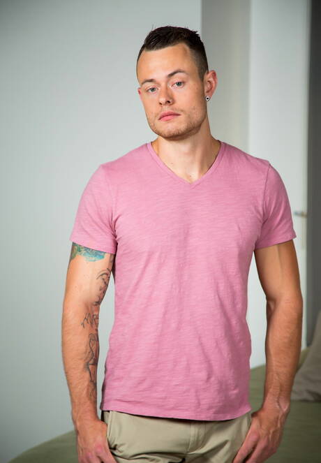 Il toro forte Zane Clayton si spoglia e mostra il suo culo stretto