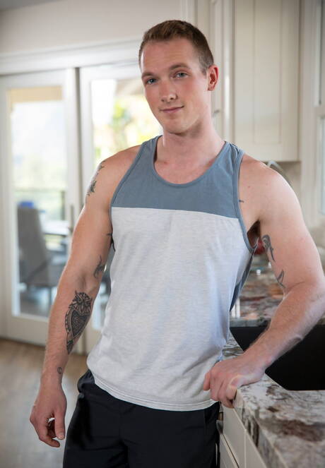 Alex Tanner, Jackson Cooper und Quin Quire haben Dreier-Analsex in der Küche