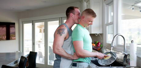 Alex Tanner, Jackson Cooper und Quin Quire haben Dreier-Analsex in der Küche