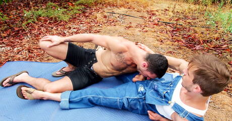 素敵なアメリカ人の男の子の筋肉質なイアン・グリーンと毛深いスタッドドンテシックは、屋外で熱い同性愛行為をしています