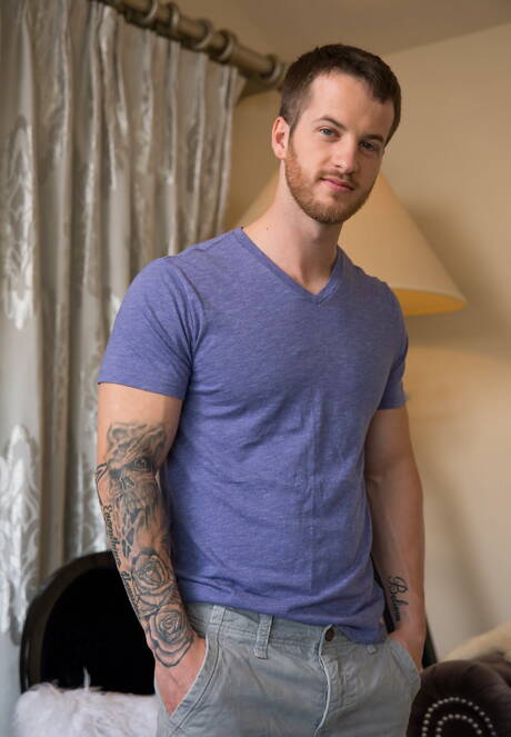 Deux mecs américains costauds, Quentin Gainz et Spencer Laval, baisent après avoir sucé des bites