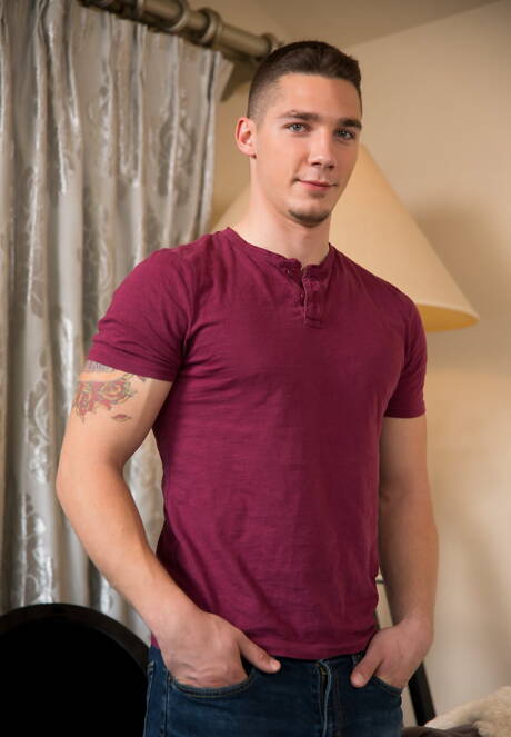 Next Door Studios: Dos estadounidenses musculosos, Quentin Gainz y Spencer Laval, follan después de una mamada.