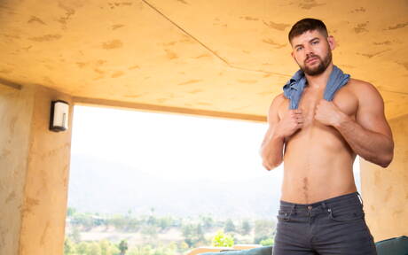 Sexy jongens Darin Silvers, Connor Halsted en Ty Derrick in een trio-neukscène