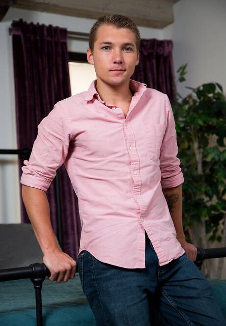 アメリカのスター、肉付きの良いエリー・ブラックとイケメンのジャスティン・マシューズが愛し合う