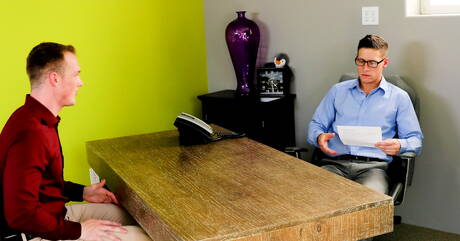 Amerykańskie gwiazdy porno, przystojny facet Jackson Cooper i umięśniony Dalton Riley uprawiają seks