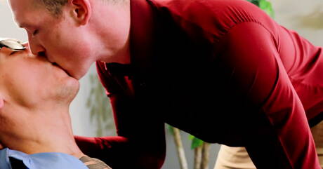 Amerykańskie gwiazdy porno, przystojny facet Jackson Cooper i umięśniony Dalton Riley uprawiają seks