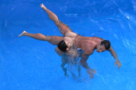 Pedro, Daniel, Carlos Montenegro und Gustavo Arrango ficken sich gegenseitig im Pool