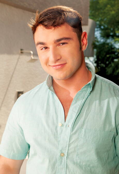 Der amerikanische harte Kerl Colton Reece und der britische Muskelprotz Michael Boston in einer Schwanzlutschszene im Badezimmer