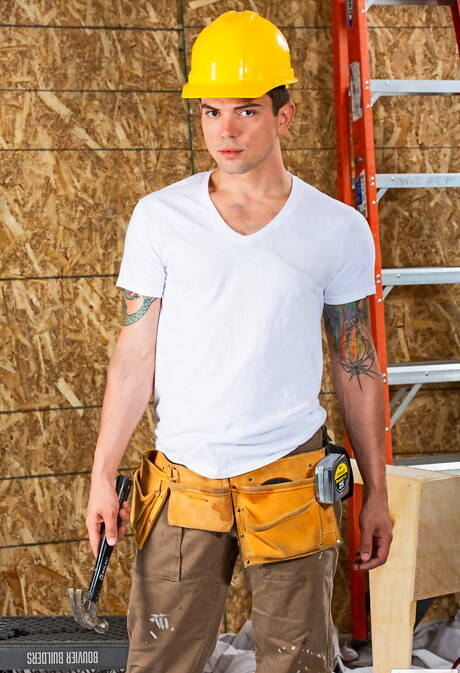 Les beaux garçons américains Arad Winwin et le dur Dakota Payne dans une scène homosexuelle torride