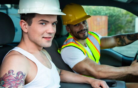 Les beaux garçons américains Arad Winwin et le dur Dakota Payne dans une scène homosexuelle torride