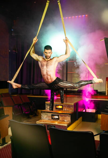 Australian hairy stud Woody Fox and brazilian beefy Alam Wernik make a love