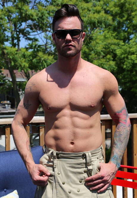 Czarny twardziel Trent King i kanadyjski przystojniak Beau Reed w czarnym na białym seksie na zewnątrz