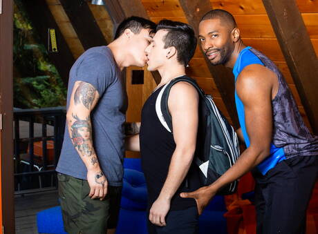 Die geilen Kumpels Trevor Miller, Collin Lust und Lawrence Portland bei einem heißen interracial Dreier-Arschfick