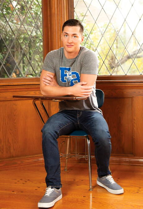 性感的美國男孩，粗壯的特里斯坦·亨特和粗壯的史蒂文·李在廚房口交後操屁股