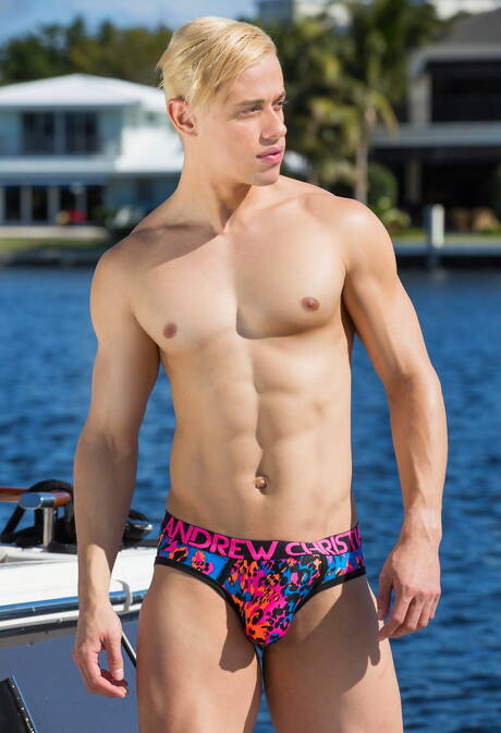 American beefcake Dante Colle and latin husky guy Alam Wernik have a good oral sex at pool