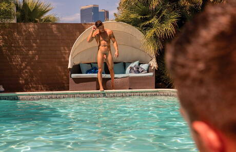 Der australische Otter Woody Fox und der mexikanische Kraftprotz Danny Montero beim harten Analsex am Pool