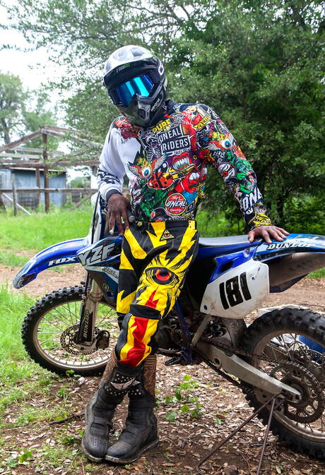 Przystojny amerykański chłopak, silny mężczyzna Ryan Rose i przystojniak Pheonix Fellington w twardym międzyrasowym seksie analnym na świeżym powietrzu