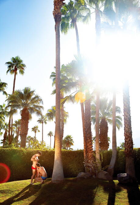 Die netten amerikanischen Kumpels Devin Franco und Superhengst Steven Lee haben guten Oralsex am Pool