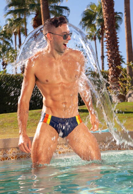 미국 근육질 트리스탄 헌터와 캐나다 덩치 큰 셰인 잭슨이 수영장에서 즐거운 섹스를 즐긴다