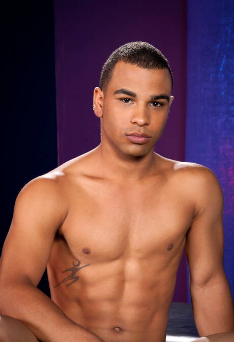 Łaciński muskularny Jimmy Durano i czarny superogier Trelino obciągają i ruchają się nawzajem