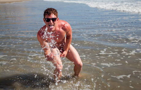 Die netten amerikanischen Kerle Brent Corrigan und der muskulöse Jj Knight lutschen und vögeln sich gegenseitig am Strand