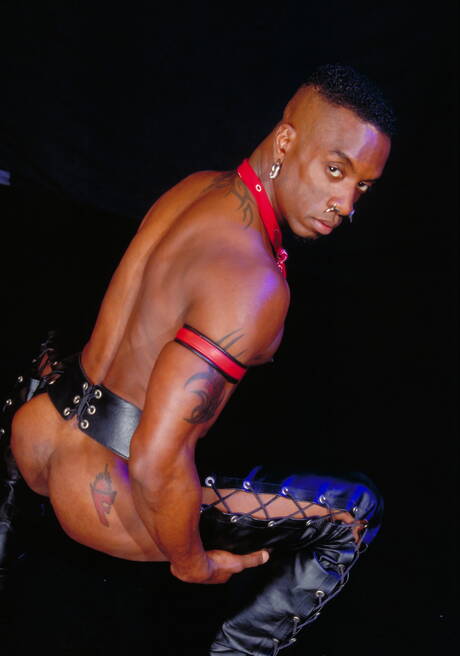 帥氣小夥 Simon Cox 和帥哥 Jason Branch 展開火辣跨種族肛交，並進行拳交