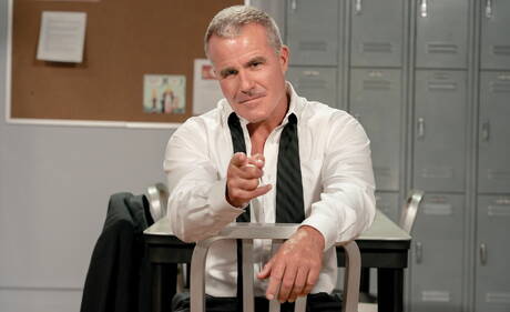 Hete Amerikaanse kerels, hengst Brian Bonds en beer Dale Savage neuken na het zuigen van een pik en het vuisten