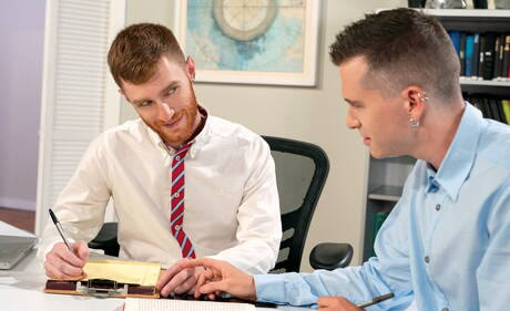 Zwei amerikanische Jungs, der haarige Hengst Seamus Oreilly und der attraktive Axel Abysse, in einer Rimming- und Fisting-Szene