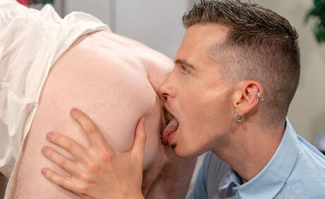 Two american guys hairy stud Seamus Oreilly and hunk Axel Abysse in rimming and fisting scene