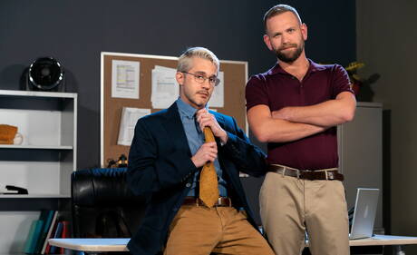 性感的美國男孩Sherman Maus和成熟熊Josh Mikael在吸吮陰莖和拳頭後進行性交