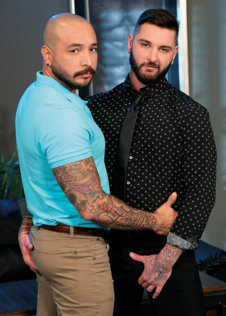 American hunk Teddy Bryce and venezuelan gay bear Julian Torres have a good sex with fisting