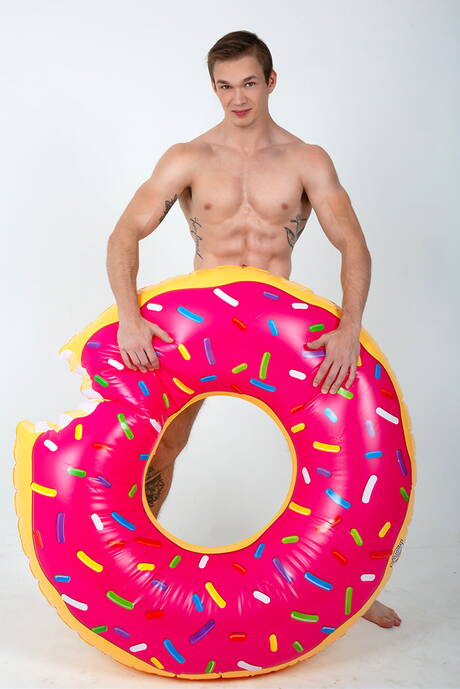 Les célèbres américains, le superstar Michael Delray et le dur à cuire Jackson Traynor ont des relations sexuelles anales