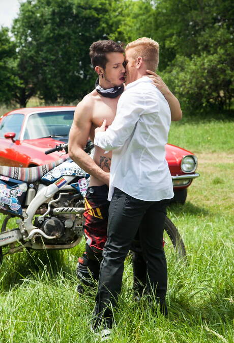 Johnny V 和巴西硬漢 Gabriel Alanzo 在戶外激情肛交