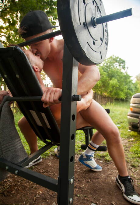 Estadounidenses calientes, el corpulento Brent Corrigan y el musculoso Jj Knight en una acción homosexual caliente al aire libre