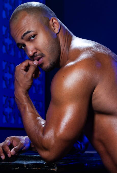 Der schwarze Muskelprotz Jason Vario und Alexander Kristov haben heißen interracial Sex