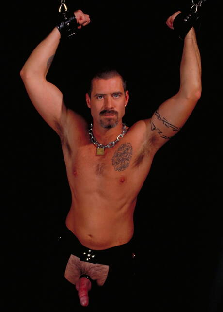 O garanhão Scott Samson e o musculoso Justin Southall se amam com o punho