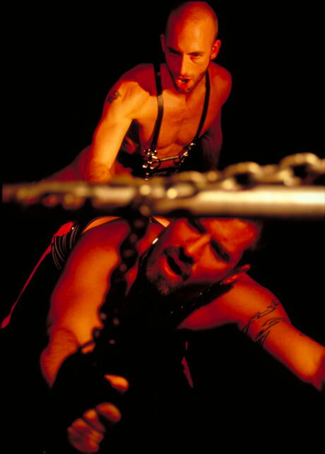 O garanhão Scott Samson e o musculoso Justin Southall se amam com o punho