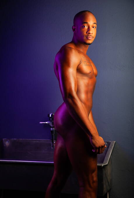 Der Latino-Schönling Fx Rios und der schwarze Muskelprotz Trent King bei einem interracial Fick