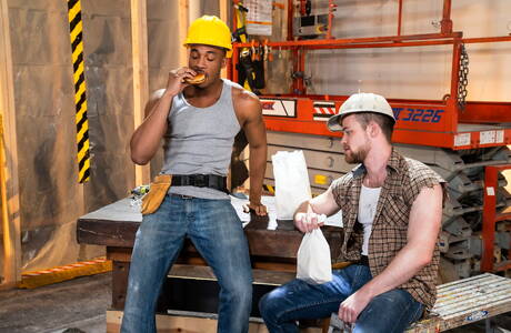 Der amerikanische Otter Kurtis Wolfe und der schwarze Schönling Trent King bei einem heißen interracialen Arschfick