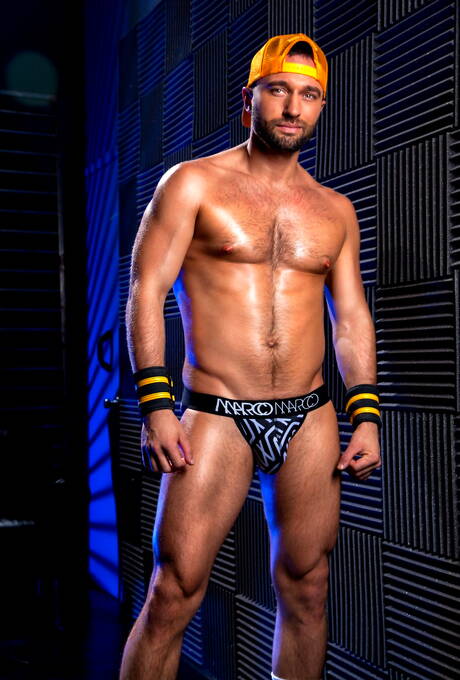 뻔뻔한 남자들 피닉스 펠링턴, 제이 오스틴, 콜비 터커가 뜨거운 인종간 3인조 엉덩이 섹스를 선보이다