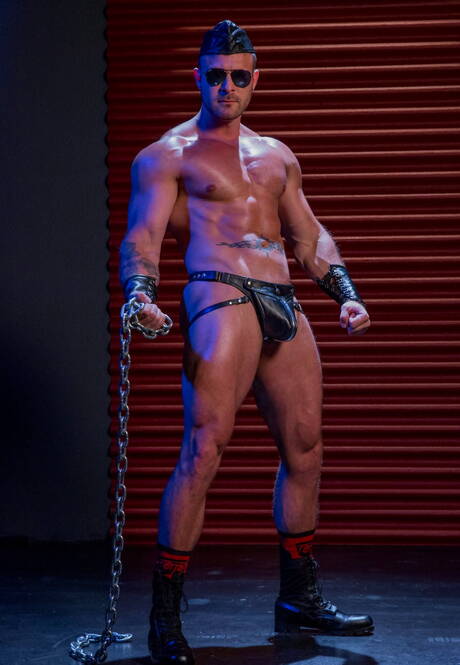 Der schwarze Kraftprotz Micah Brandt und der kräftige Amerikaner Austin Wolf beim heißen Analsex zwischen verschiedenen Rassen