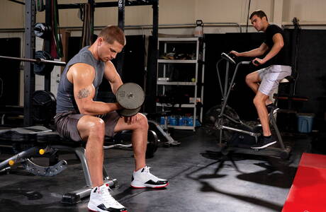 Lo stallone americano Roman Todd e il ragazzo brasiliano Alexander Muller si scopano il culo dopo aver succhiato un cazzo